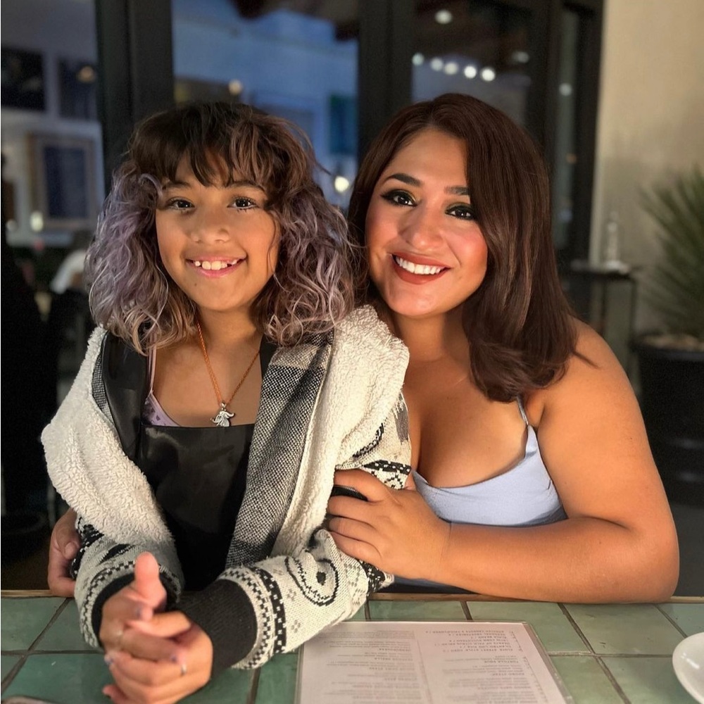 Meet your Posher’s, Mia and El